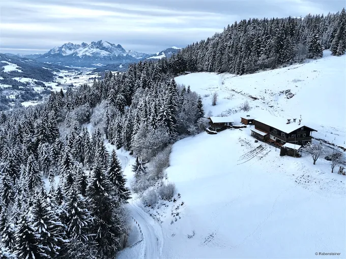 Die Tennalm im Winter, verschneite Landschaft rund um das Haus