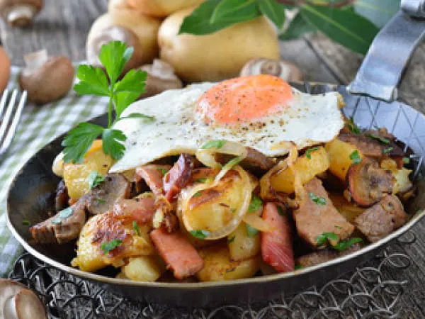 Tiroler Gröstl mit Spiegelei in der Eisenpfanne