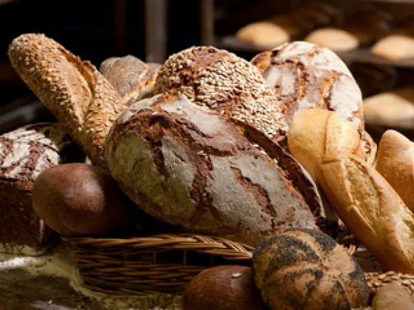 Frisches Bauernbrot und Gebäck in einem Korb