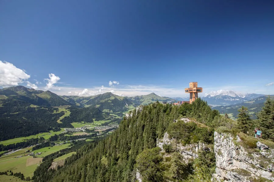 Gipfelkreuz der Buchensteinwand mit Panoramablick